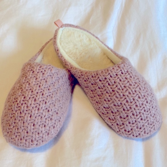 Isotoner Knit Slippers Size Medium 6.5-7.5 - Picture 1 of 4
